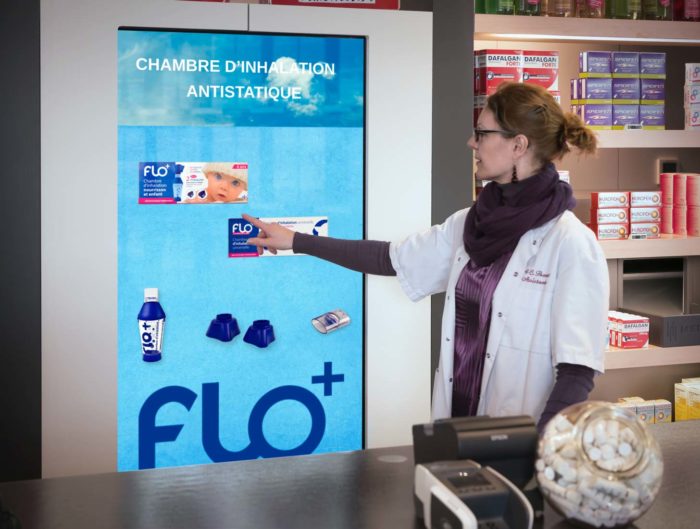 omzetverhoging-description2 Apotheker raakt digitaal scherm aan voor patiëntenadvies