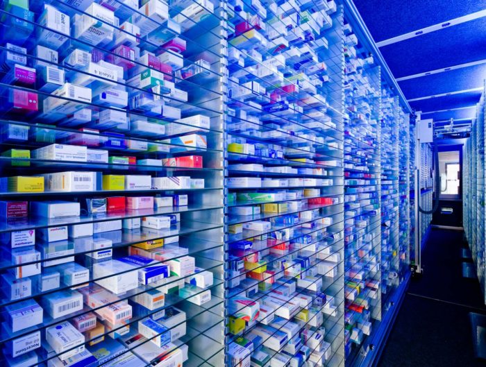 Los medicamentos se almacenan ordenadamente en menos espacio para que los farmacéuticos puedan realmente disfrutar de un uso óptimo del espacio