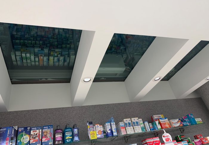 Apotheek Kinget plafond met inkijk in robot