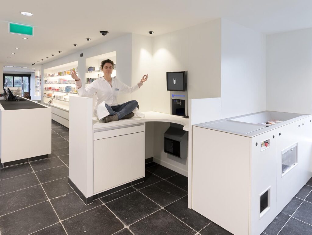 InterieurfotograafEU Apotheker zit te mediteren op Meditech apotheekrobot