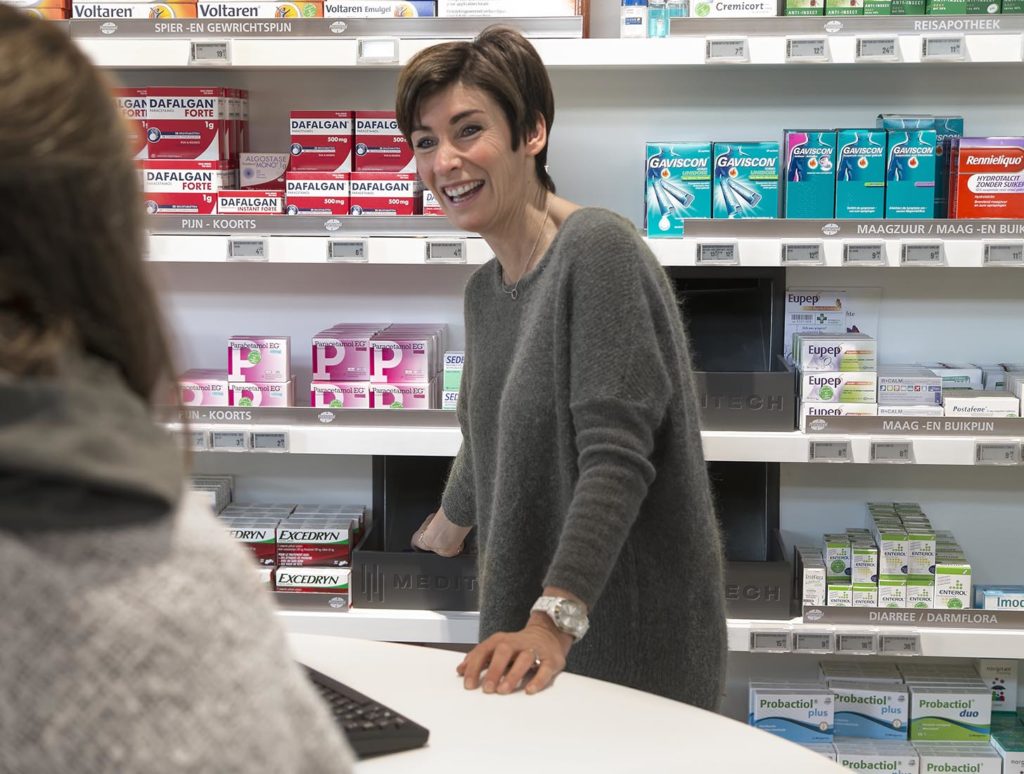 Defijn_20151027105715_DBelie Apothekeres haalt medicijn uit bakje apotheekrobot