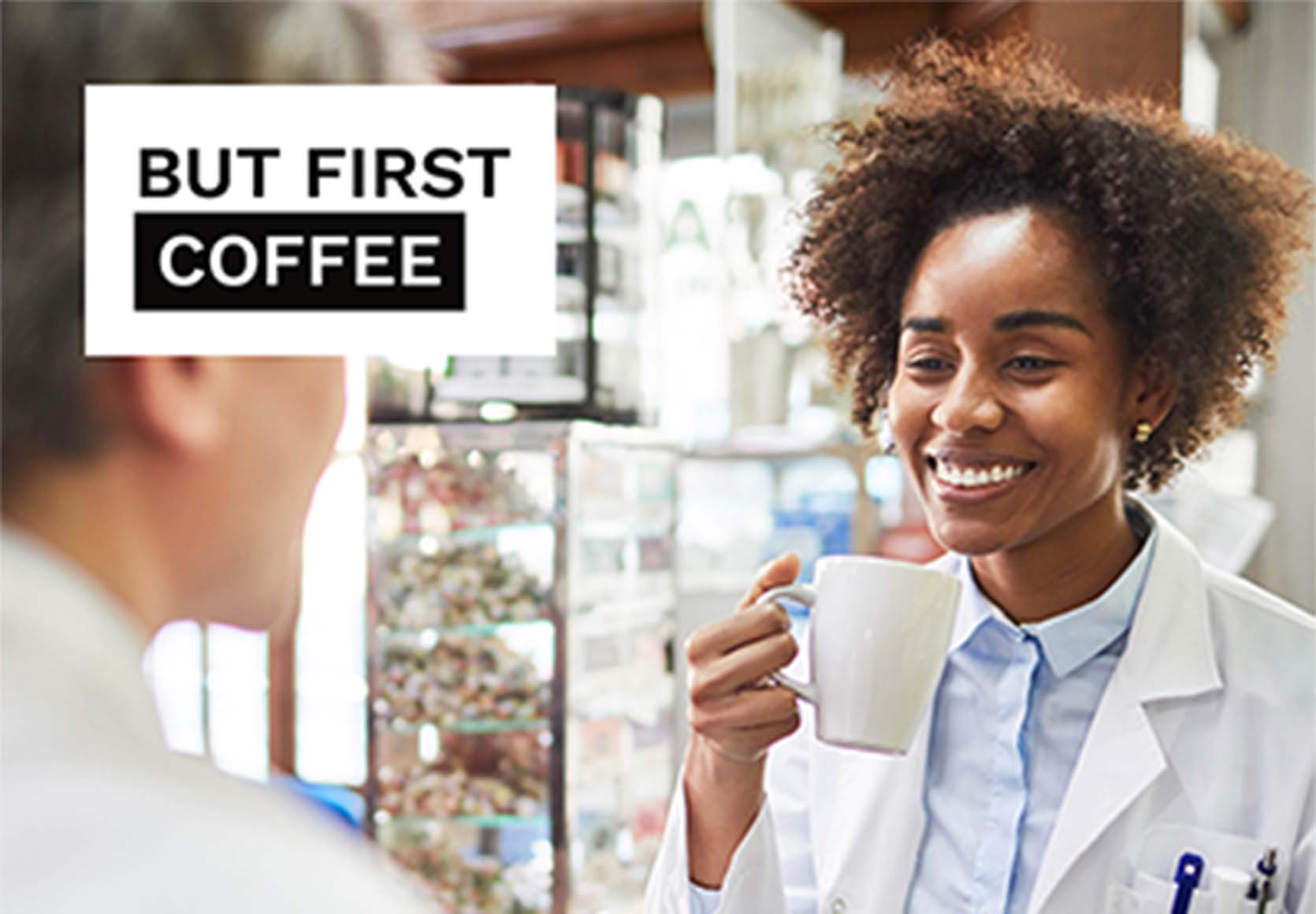 Der Apotheker genießt dank des Apothekenroboters eine Tasse Kaffee