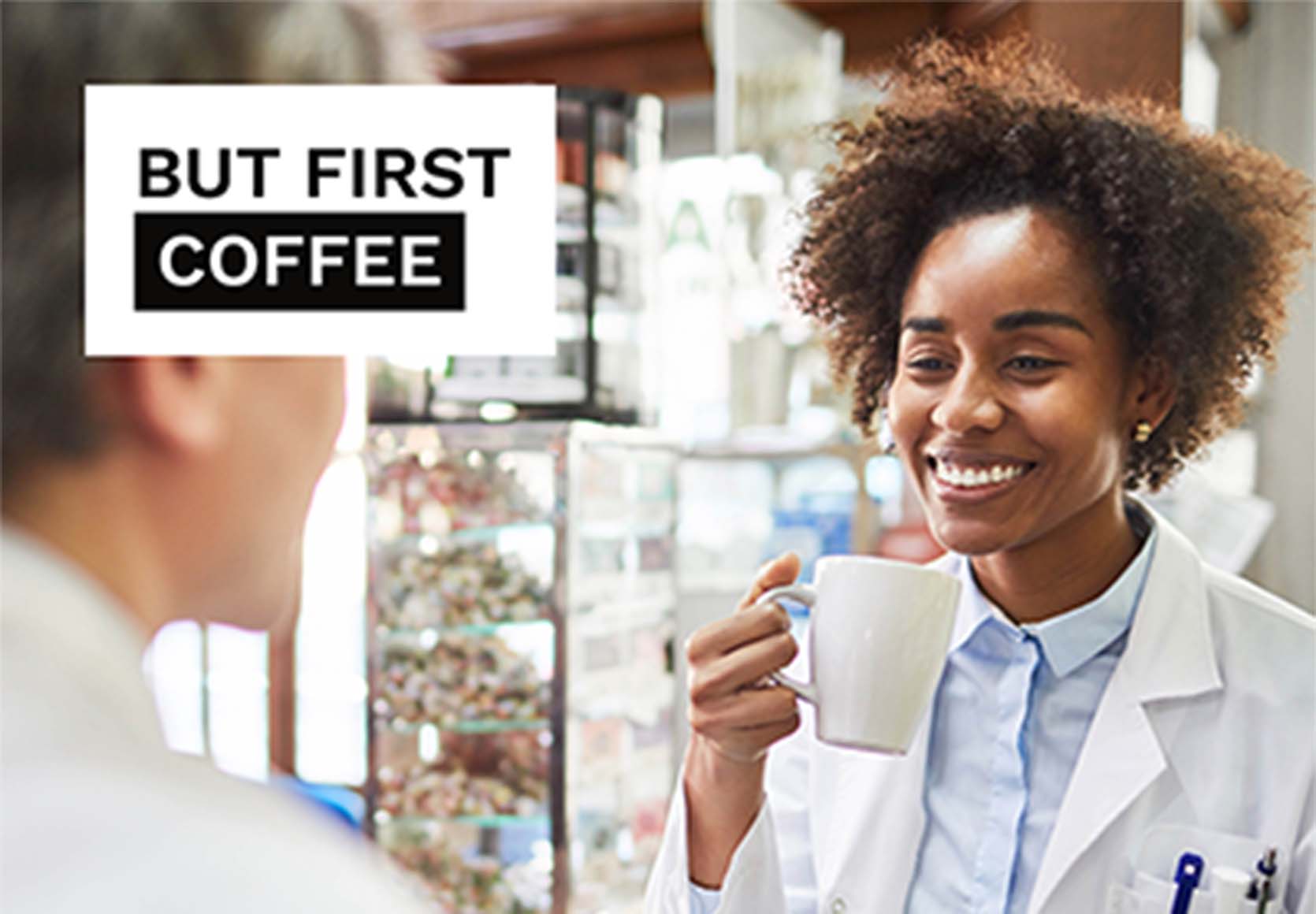 farmacéutico está disfrutando de una taza de café gracias al robot de farmacia