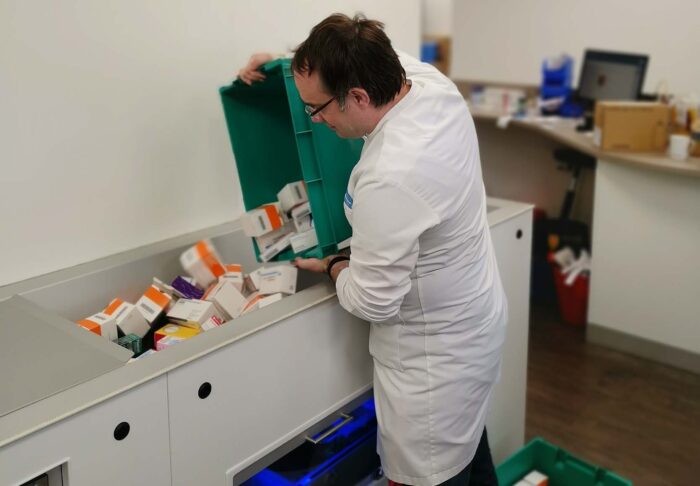 El farmacéutico lanza las cajas de medicamentos en el MT.OPTIMAT