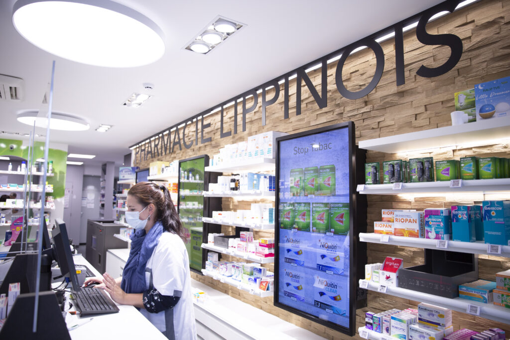 Pharmacie Lippinois Apotheker helpt patiënt aan toonbank
